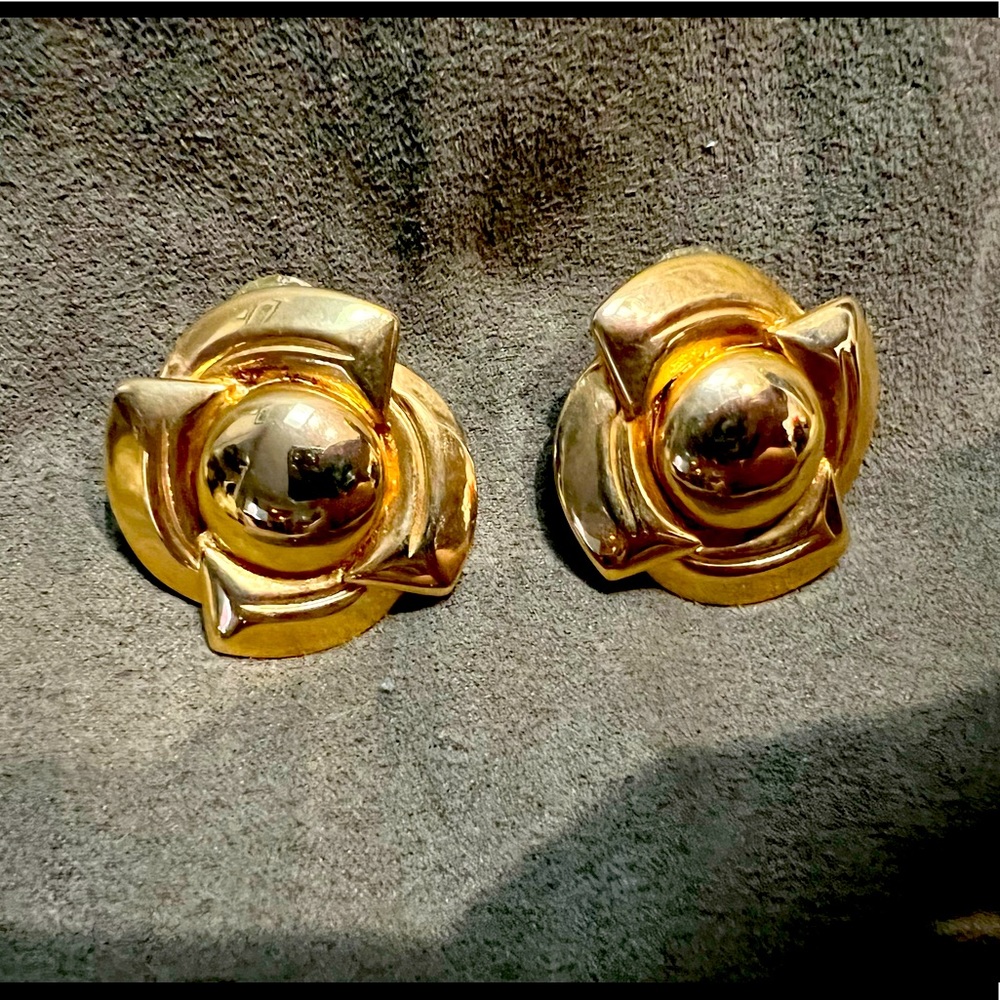 980s Gold Flower Inspired Design Earrings